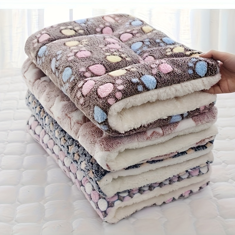 Flannel Paw-Print Pet Blanket Mat – Crazy Cat Ladies